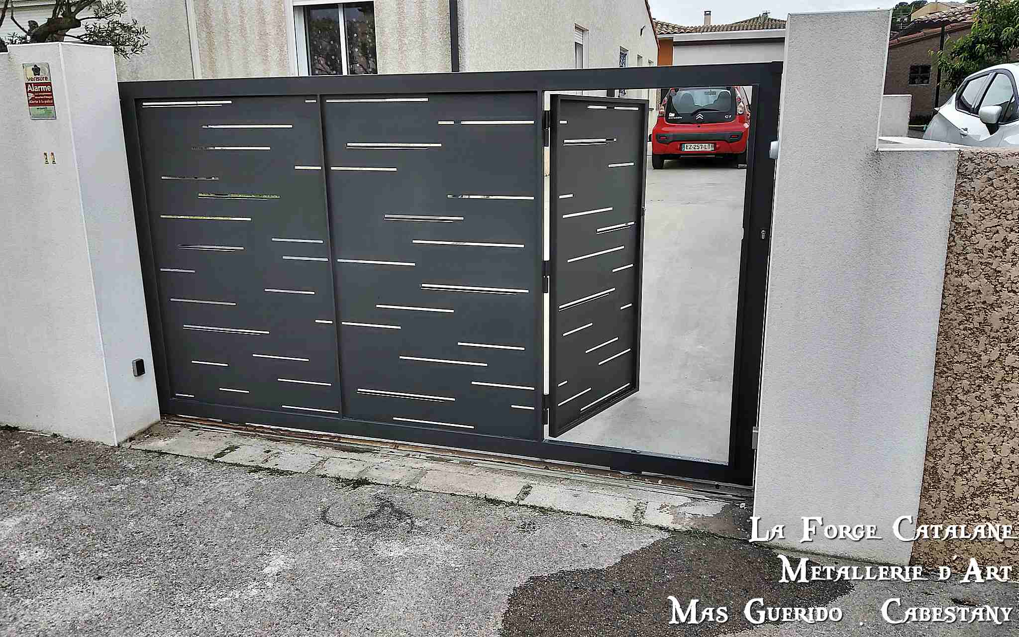 portail coulissant avec motif en decoupe laser et portillon integre forge catalane.jpg